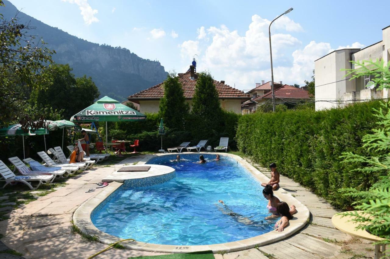 Семеен Хотел Вит Teteven Exterior photo